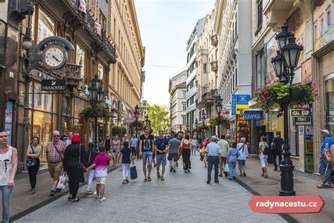 Ulice Váci: vyhlášená nákupní třída v Budapešti patří k těm nejlepším v celé Evropě | Magazín ...