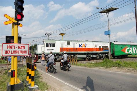 Rawan Kecelakaan, Bupati Kediri Pasang Palang Pintu Kereta Api