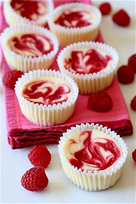 raspberry swirl cheesecake cupcakes recipe | Chefthisup