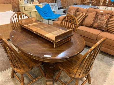 Lot - Oak Oval Dining Room Table w 4 Chairs w/ 2 Leaves