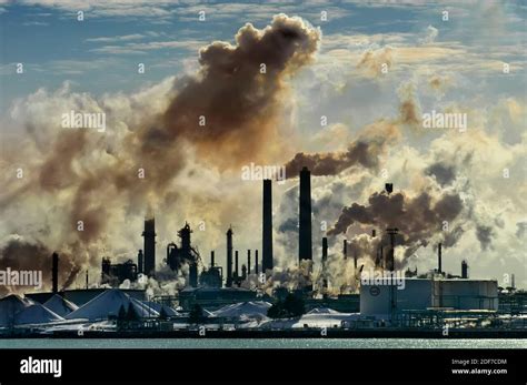 Oil refineries hi-res stock photography and images - Alamy