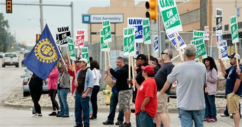 General Motors, auto workers continue talks as strike presses on