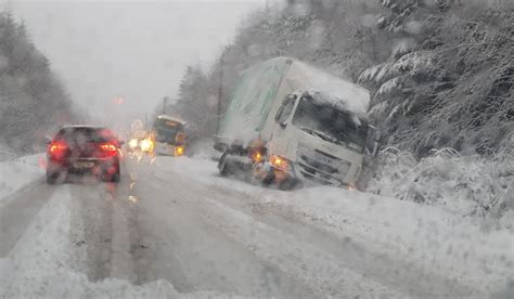 In pics: Heavy Snow Causes Shaos Around Ireland As 'Two Trucks And Bus ...