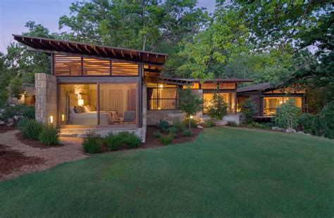 Texas Hill Country ranch home offers a water's edge retreat | One Kindesign