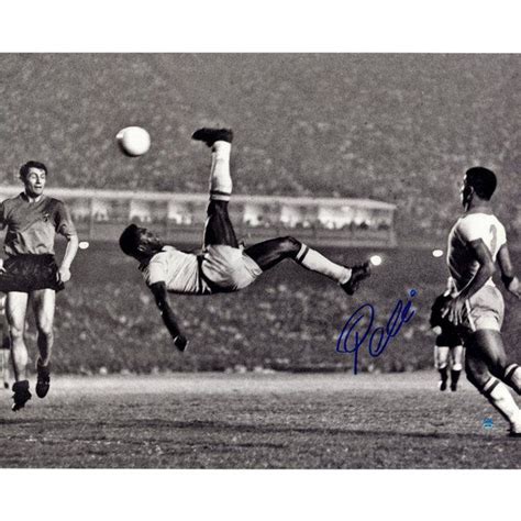 Pele Signed 1965 Bicycle Kick Close Up B&W Photo | Bicycle kick, Pelé ...