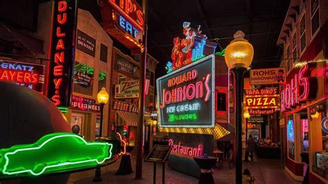 Neon signs displayed at the American Sign Museum, Cincinnati, Ohio en 2020