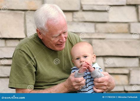 Abuelo feliz foto de archivo. Imagen de sonriente, cabrito - 11783234