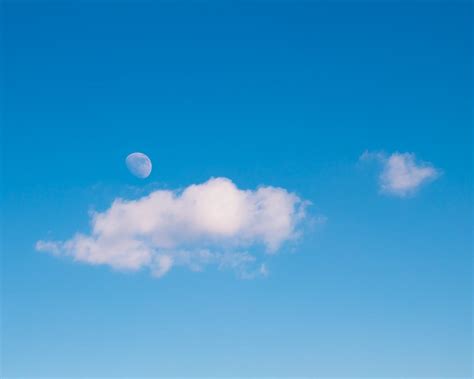 Moon during daytime : r/SkyPorn