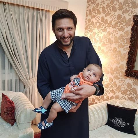 Shahid Afridi is holding his little Princess 👸 💞 💕 ️ #ShahidAfridi #CricGeo in 2020 | Little ...