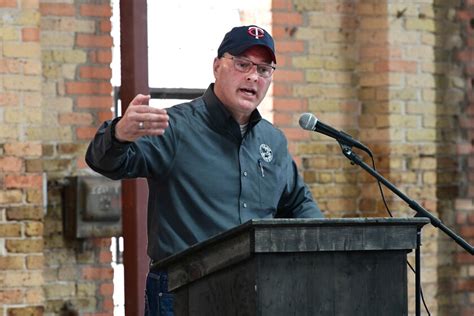 Rep. Pete Stauber extolls gun rights during Brainerd visit