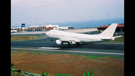 Boeing 747-200 landing at Madeira Airport - YouTube