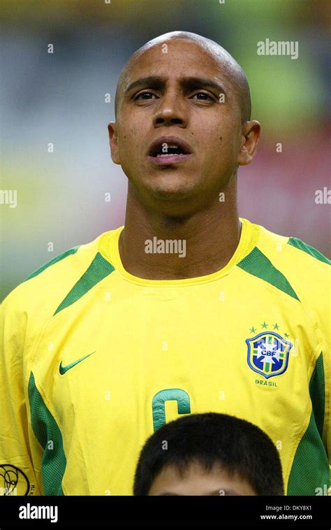 Roberto carlos world cup brazil 2002 hi-res stock photography and ...