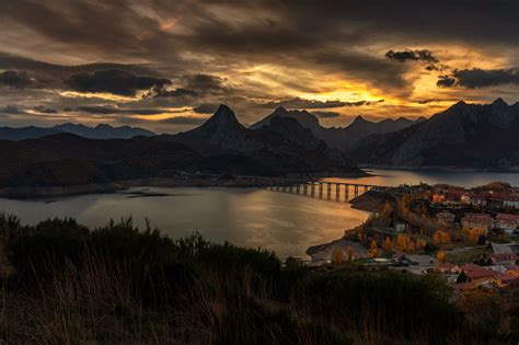 Riaño Village And Water Reservoir At Sunset Stock Photo - Download Image Now - Bridge - Built ...