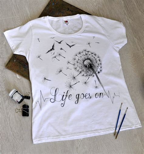 Hand-painted T-shirt, clothing customization in 2020 | Hand painted clothing, Modern outfits, T ...