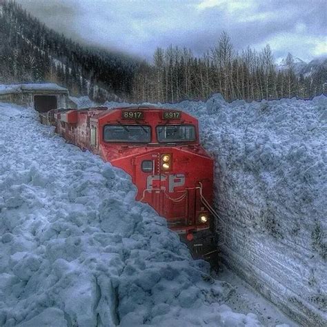 75 Times snow was so deep it completely changed people's plans | Train pictures, Abandoned train ...