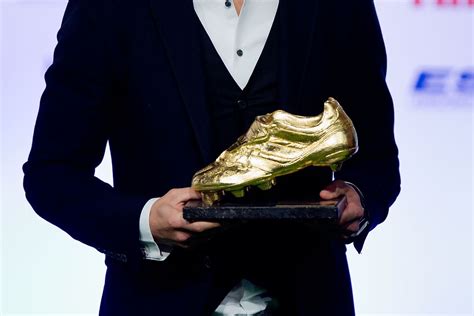 WATCH LIVE: Cristiano Ronaldo raises Golden Boot - Managing Madrid