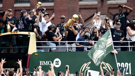 Thousands turn out for Milwaukee Bucks' NBA championship parade - ESPN