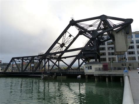 BASCULE BRIDGE - hammerheadcranes.com