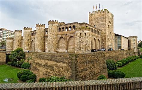 Palacio_de_la_Aljaferia.jpg