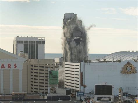 Atlantic City's crumbling Trump Plaza hotel demolished | Toronto Sun