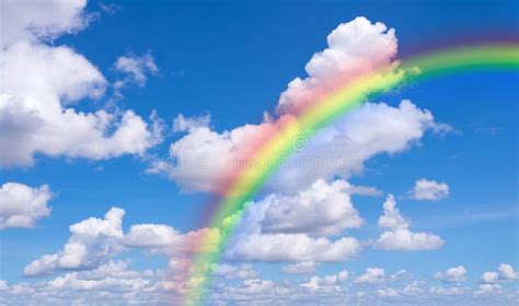 Cielo Azul Y Nubes Con La Naturaleza Del Arco Iris Para El Fondo Foto ...