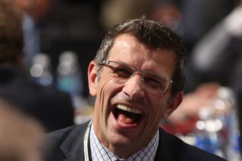 Marc Bergevin pranks the media by hiding behind a plant - Eyes On The Prize