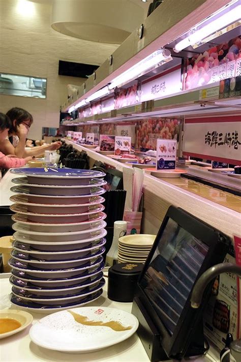 “Kaiten-zushi” (Conveyor-Belt Sushi) | Nippon.com