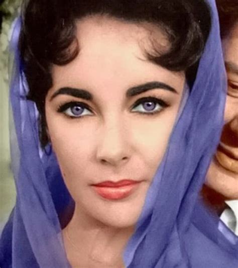 Elizabeth Taylor's Eyes Shown in 14 Rare and Stunning Photos | Elizabeth taylor eyes, Stunning ...