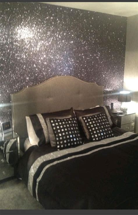 A very sparkly bedroom! in 2020 | Glitter wallpaper bedroom, Glitter ...