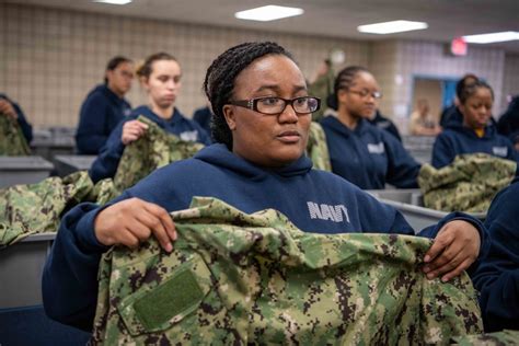 DVIDS - Images - U.S. Navy recruits receive uniforms [Image 1 of 4]