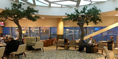 SFO: American Airlines Admirals Club Avis & photos - Terminal 2 ...