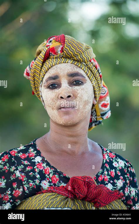 Pintura de la cara africana fotografías e imágenes de alta resolución - Alamy