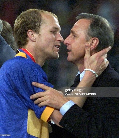 Deportivo Alaves' forward Jordi Cruyff kisses his father, the soccer ...