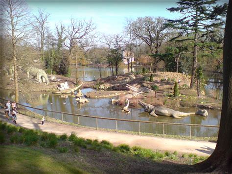 Crystal Palace Dinosaurs. Image: FunkMonk. - Racing Nellie Bly