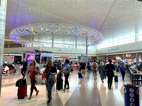 Main_terminal_at_Dallas_Love_Field_Airport - AIRLIVE