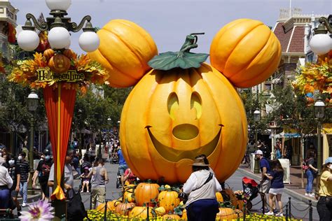 PHOTOS: Fall Décor Arrives on Main Street U.S.A. at Disneyland with The ...