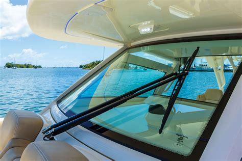 Plexiglass center console boat windshields