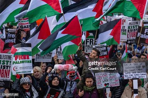 People protest in support of Gaza on November 4, 2023 in London ...