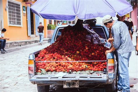 Ein Händler auf dem Ben Thanh Markt in Saigon verkauft Wieselkaffee und Tee - Creative Commons ...