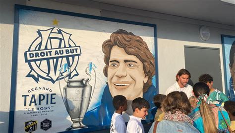 Une fresque en hommage à Bernard Tapie dévoilée à Marseille - France Bleu