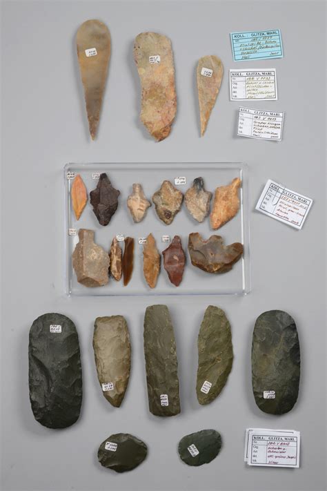 Set of prehistoric stone tools - Auctionhouse Zemanek-Münster