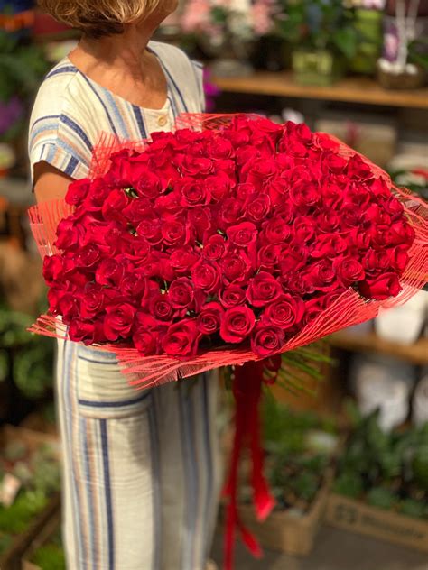 2028 - Big Love - Huge bouquet of 100 and more long stem red roses - bayfreshflowers.ca