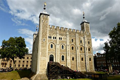 Tower of London: A Thousand Years of History and the Crown Jewels