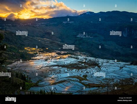 Yuanyang County (simplified Chinese: 元阳县; traditional Chinese: 元陽縣) is ...