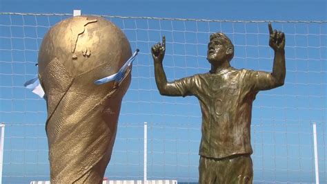 Argentina: Locals gather to take pictures with 1st statue of Messi ...