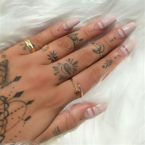 31 Small Hand Tattoos That Will Make You Want One - Styleoholic