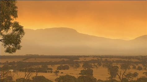 Fire crews remain vigilant about Grampians bushfire ahead of more hot weather - ABC News