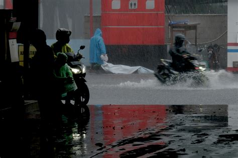 Hujan Deras Disertai Angin Kencang Guyur Sebagian Wilayah Jakarta ...