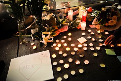 Memorial for Steve Jobs at Apple Store in SF (photos) - CNET