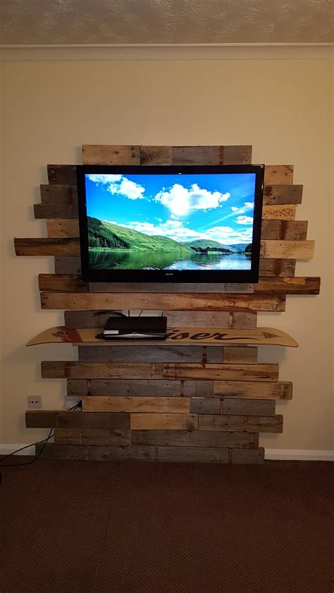 Pallet wood Tv surround with snowboard shelf Tv Wall Design Modern Luxury, Luxury Tv Wall, Diy ...